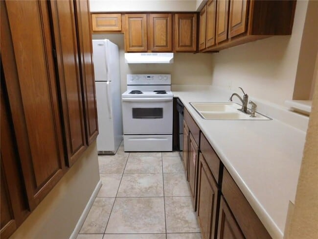 Building Photo - 2725 Santa Fe Unit B - 2/Bed 2.5/Bath - $1300/month
