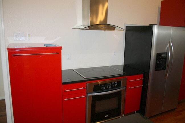 Building Photo - Beautiful 3 Bedroom two Bath