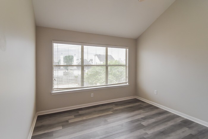 Building Photo - 449 Park Lake Dr