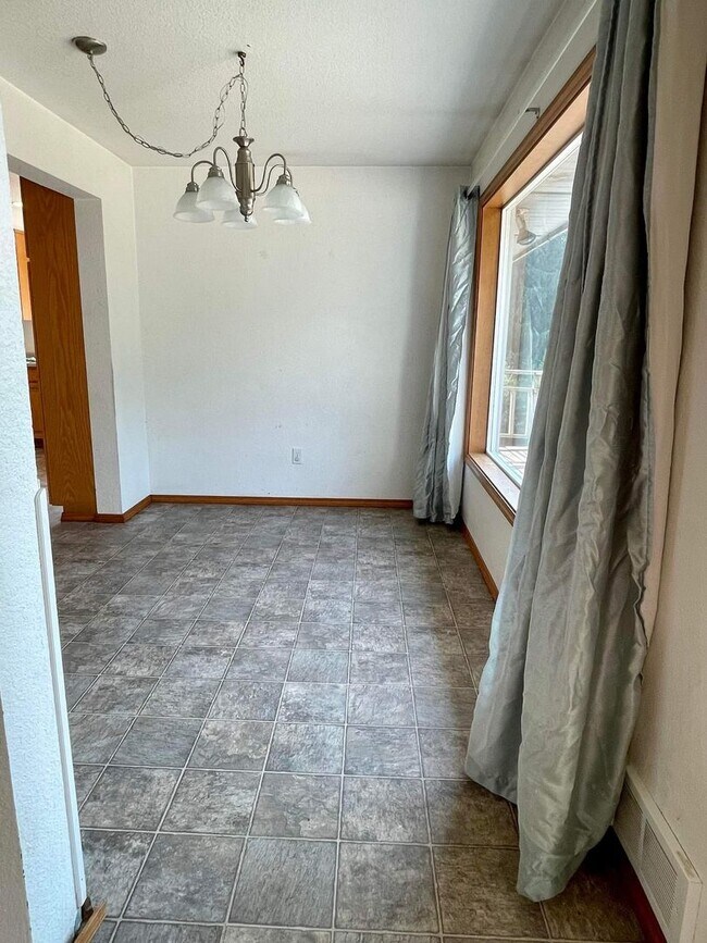 Building Photo - Large home on acreage!