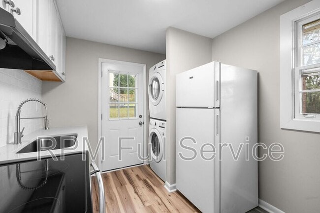 Building Photo - 895a W Sharpe Ave