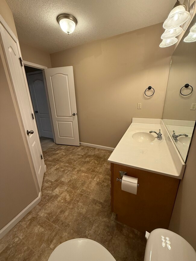 Building Photo - 9907 Thunderbolt Way