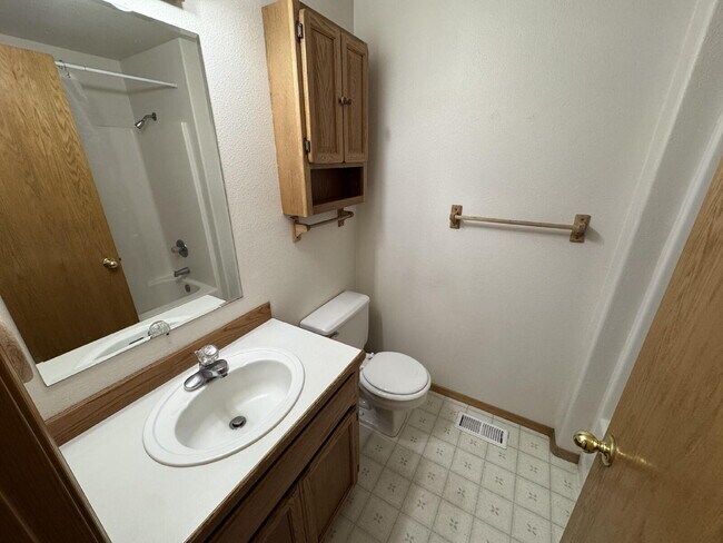 Building Photo - Ranch-Style, Milwaukie Home, Large Fenced Yard, Boat or Toy Storage, Gardeners Welcome