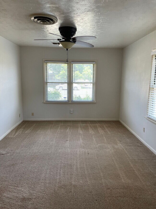 Building Photo - 2/2/1 In a quiet neighborhood - 6 to 9 mon...