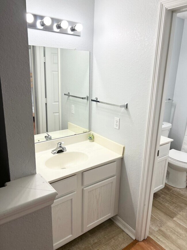 Building Photo - Fully Furnished 4 Bedroom 3 Bath Townhome ...