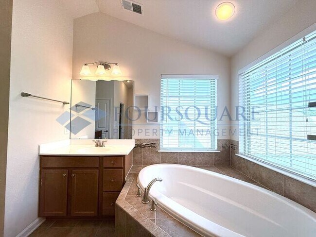 Building Photo - Beautiful 4-Bedroom Home Screened Porch & Bonus Room – Minutes from RTP, Shopping & Dining , Comm...