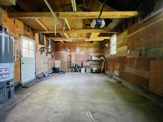 Building Photo - Fenced Yard and Garage