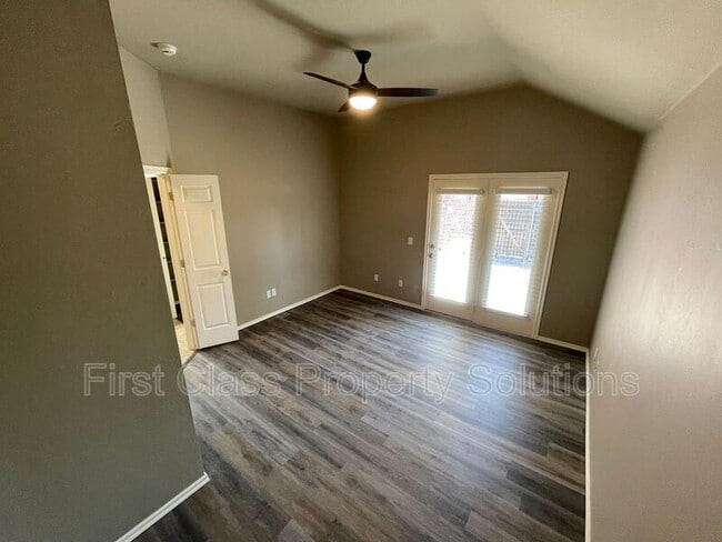 Building Photo - 400 N Willowood Dr