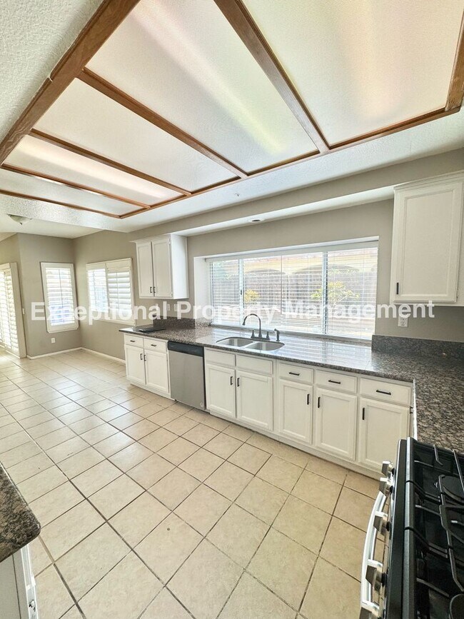 Building Photo - Great 4 bed 3 bath home in Fontana