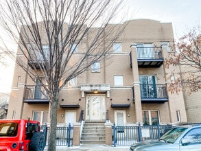 Building Photo - 914 S Racine Ave