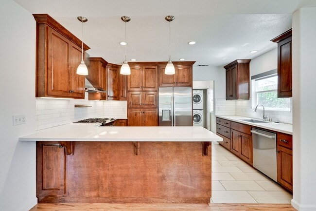 Building Photo - 1940's Quaint 2 Bedroom Single Story Home off of Hedding Street with Modern Amenities & Great Bac...