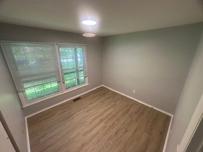 Building Photo - Spacious 3-Bedroom Home with Great Outdoor...