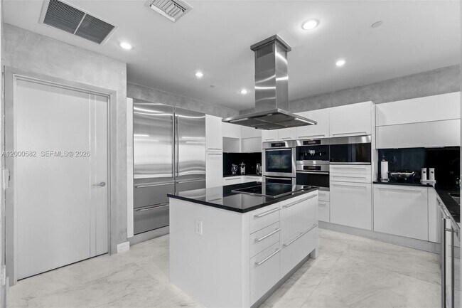 Building Photo - 17121 Collins Ave