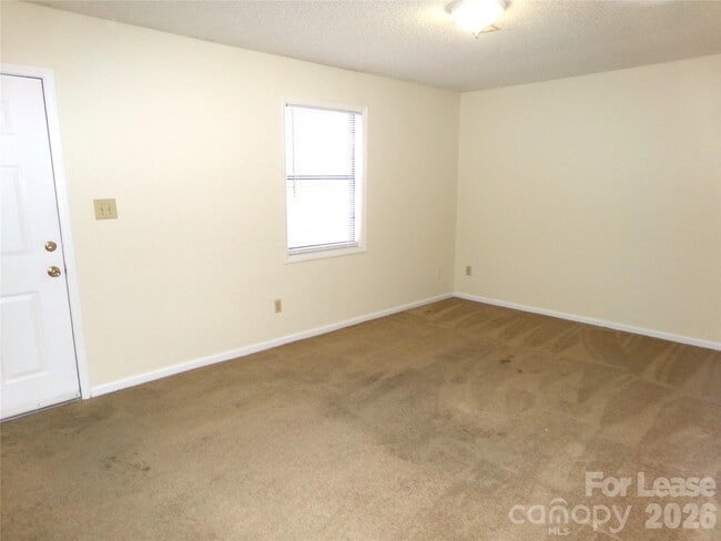 Building Photo - 100 Fairway St