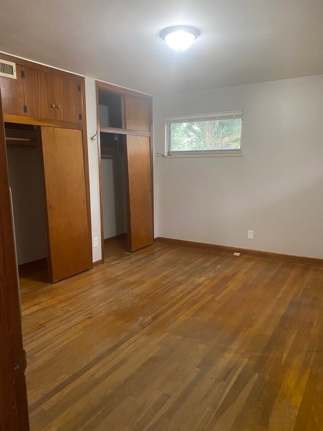 Building Photo - 3 bed 2 bath