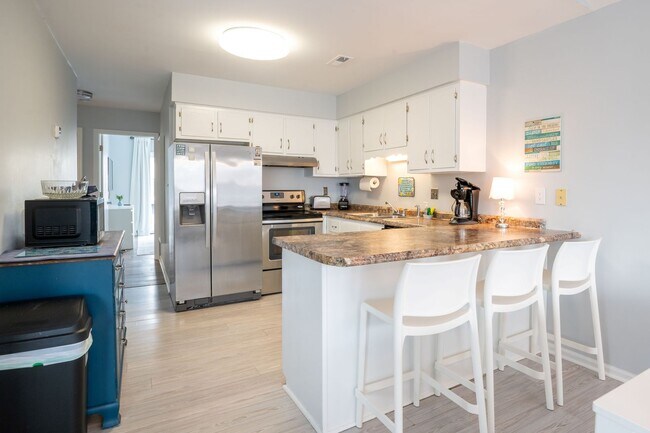 Building Photo - FURNISHED OFF-SEASON MONTHLY RENTAL - AVAILABLE MID-SEPT '27