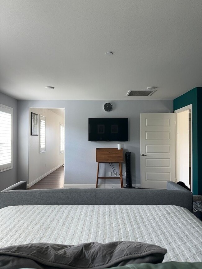 Building Photo - 4 Bedroom Single Family Home in Riverside