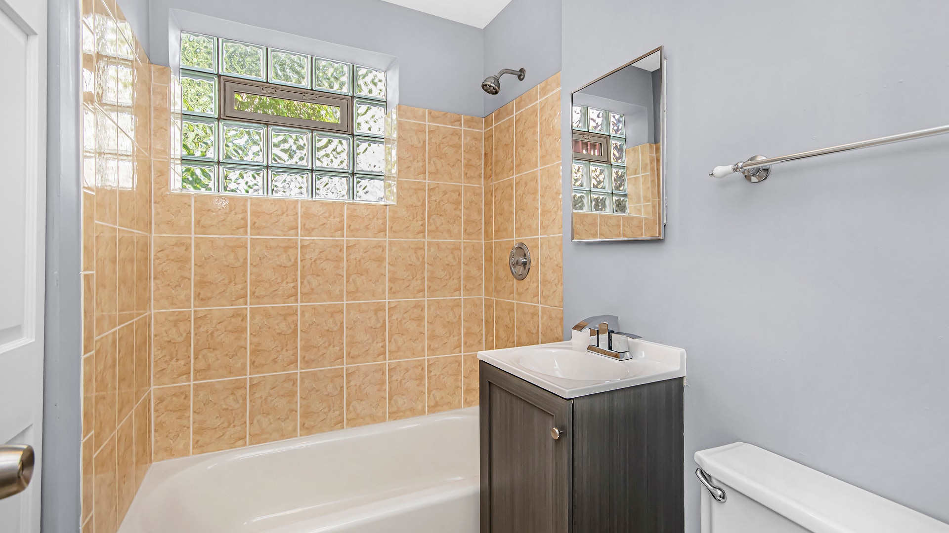 Bathroom - 1472 W Webster Ave