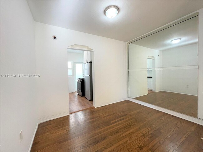 Building Photo - 955 Bay Dr