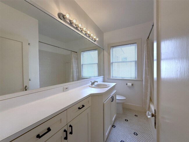 Building Photo - 2311 Wroxton Rd