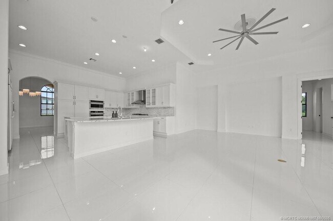 Building Photo - 5286 SW Pomegranate Way