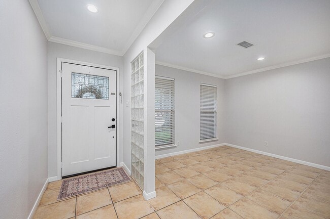 Building Photo - 5511 Loch Lomond Dr