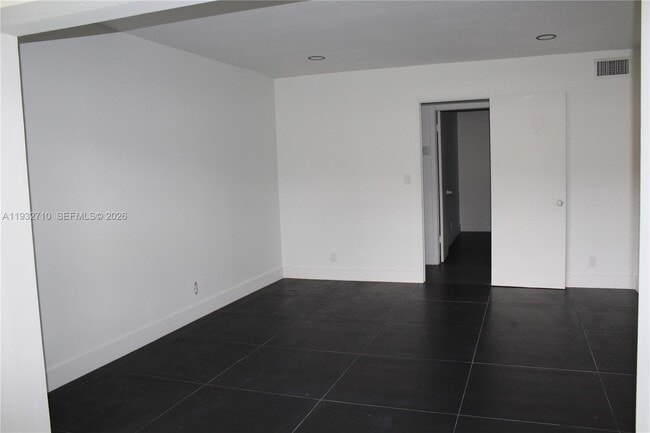 Building Photo - 5140 SW 40th Ave