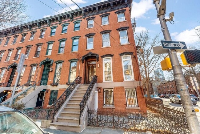 Building Photo - 306 Varick St