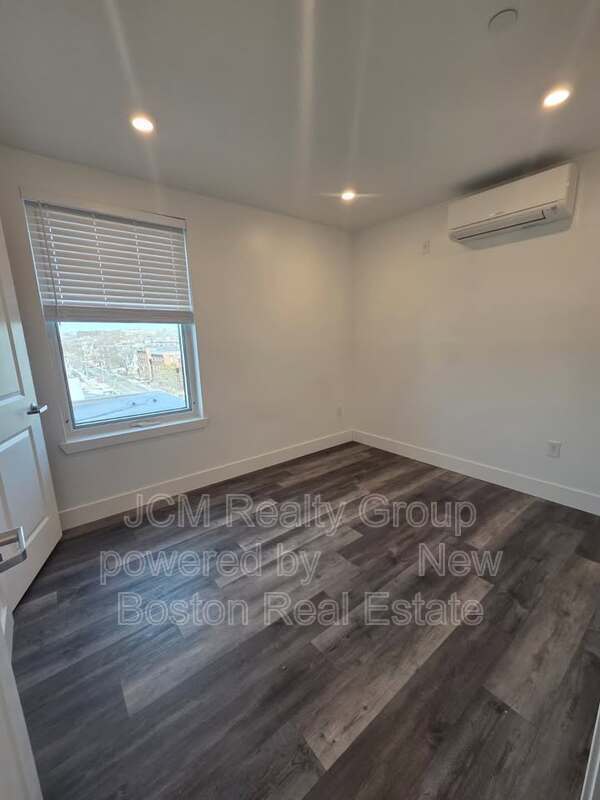 Building Photo - 585 Essex St