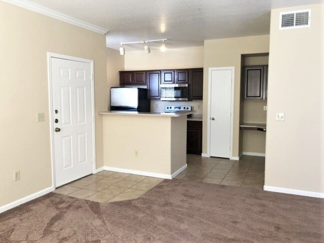 Building Photo - Spacious 1 Bedroom Condo in North Central Phoenix!