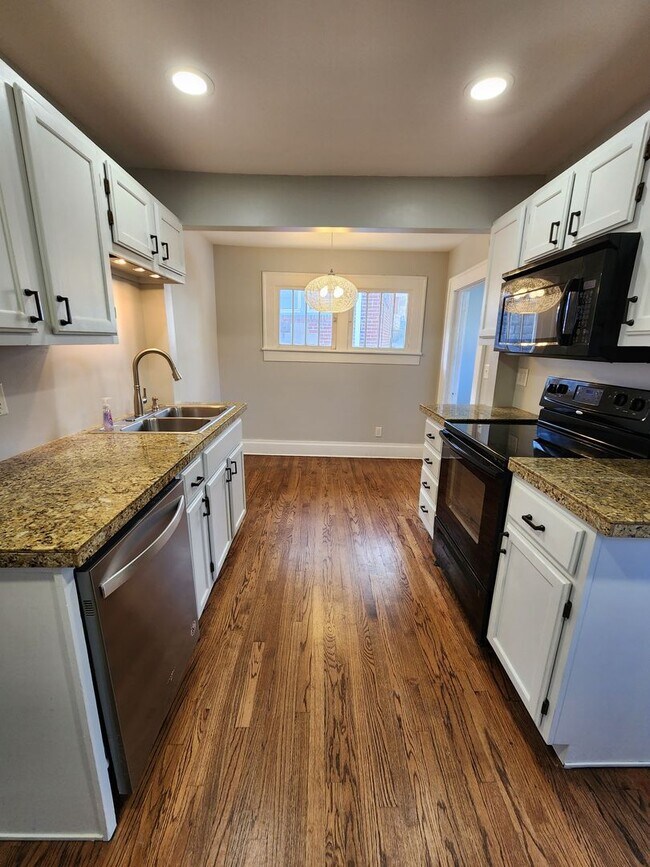 Building Photo - West Asheville Bungalow