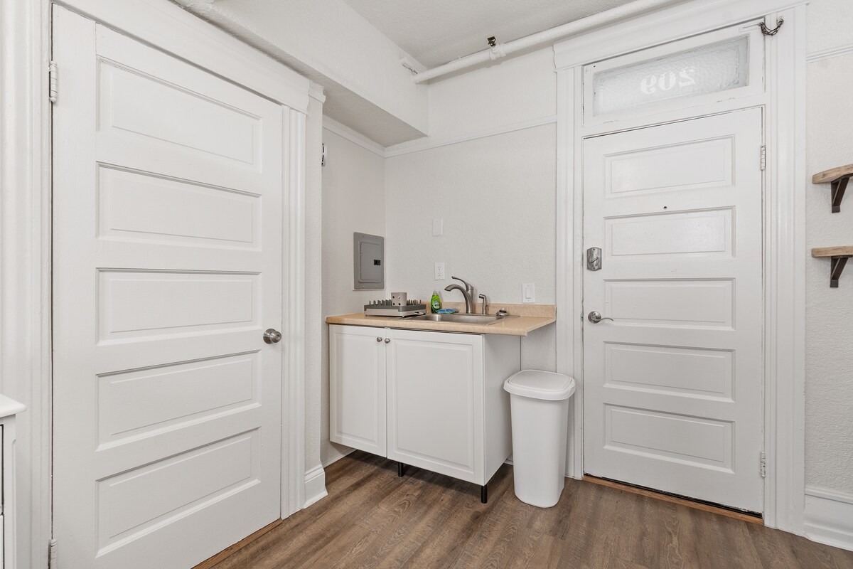 Building Photo - 2121 1st Ave