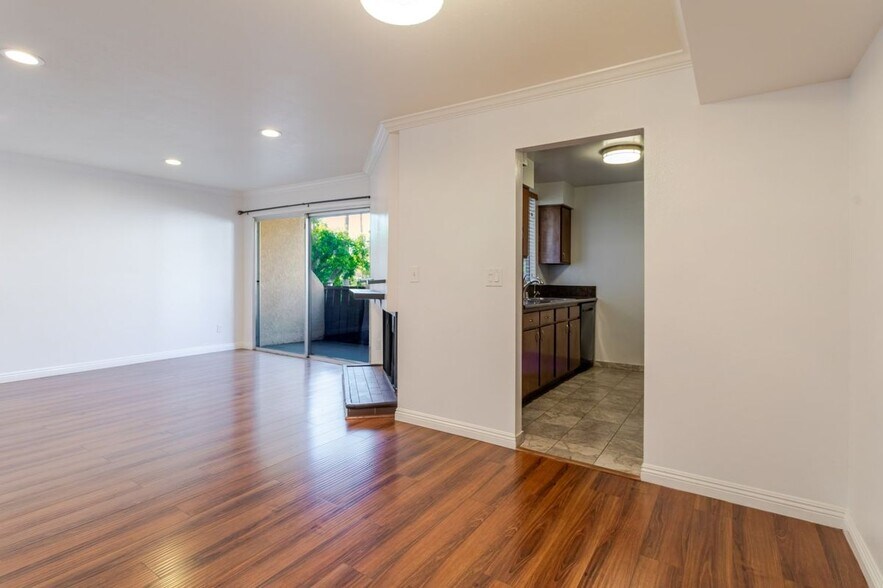 Building Photo - 14990 Victory Blvd