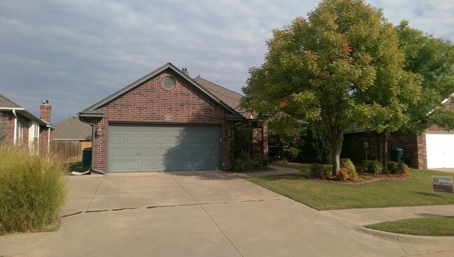 Building Photo - 12400 Village Ln
