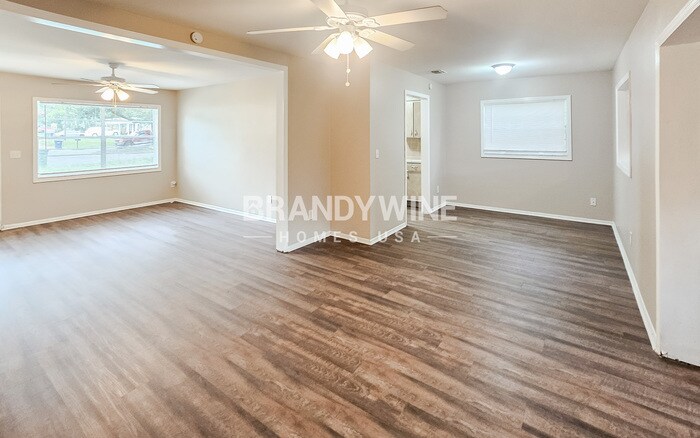 Building Photo - 2402 E Bougainvillea Ave