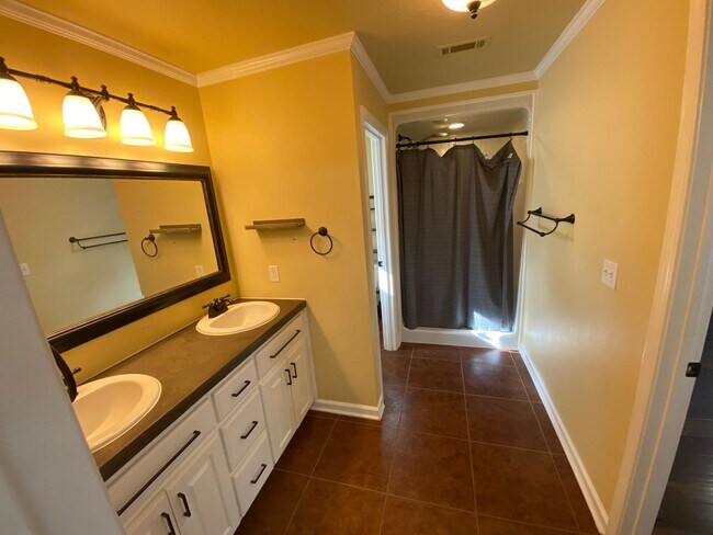 Building Photo - 1403 Doris Dr