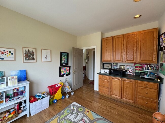 Building Photo - Fantastic 4 Bed 2.5 Bath Single Family Hom...