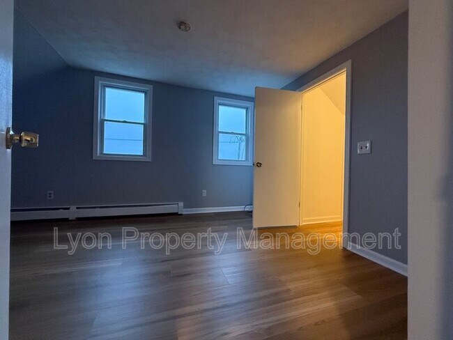 Building Photo - 26 Carlton St