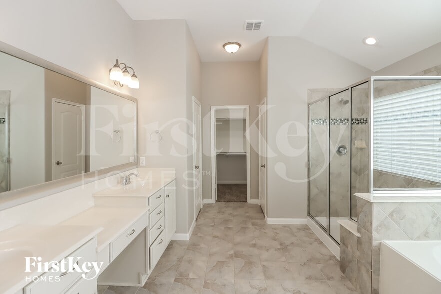 Building Photo - 6011 Little Grove Dr