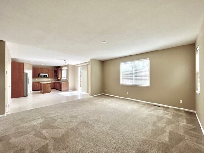 Building Photo - FABULOUS 4 BEDROOM HOME IN EASTVIEW ESTATES!!