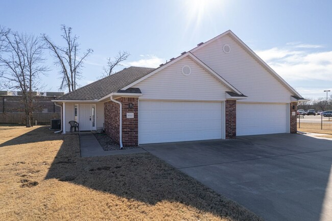 Building Photo - Updated Duplex