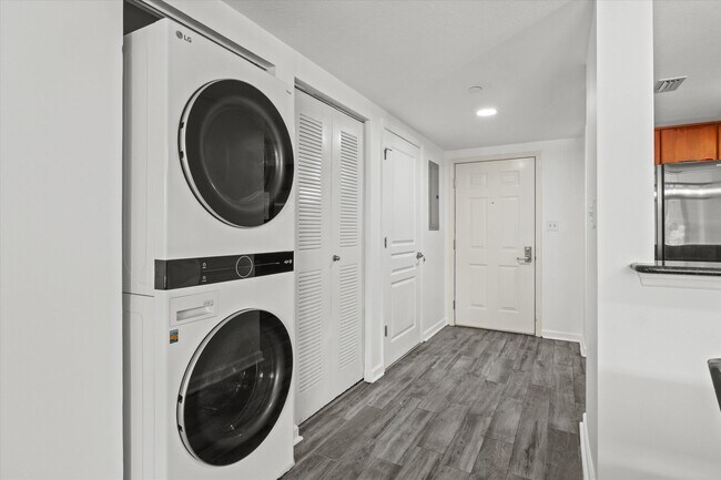 Building Photo - 300 S Duval St