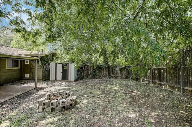 Building Photo - 2308 La Casa Dr