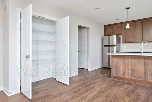 Building Photo - 1214 NW Yorktown Dr