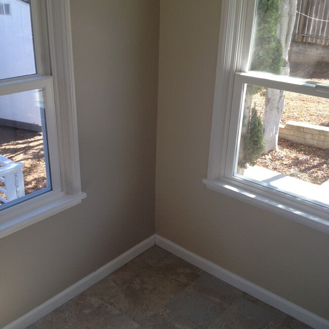 Building Photo - Beautiful 2bd/1ba Upstairs Duplex with a H...