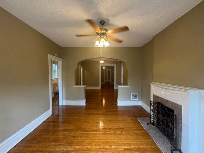 Building Photo - Delightful single-family home