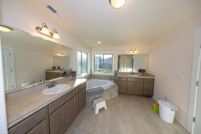 Building Photo - Beautiful Gated 3-Bedroom Home in Camas – Loft/family room, Bonus room, and Outdoor Living!