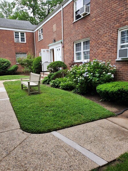 Building Photo - 100 Huguenot Ave