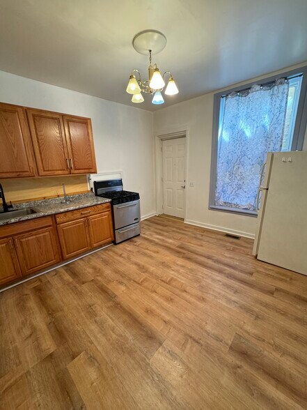 Building Photo - 917 W 35th St