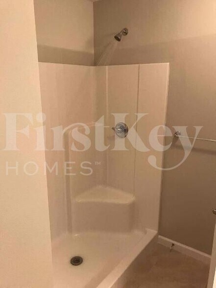 Building Photo - 931 SE Thornhill Dr
